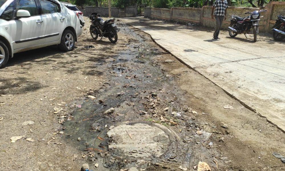 Pedestrians outraged - Sewerage overflowing near Mukteshwar temple in Sihore