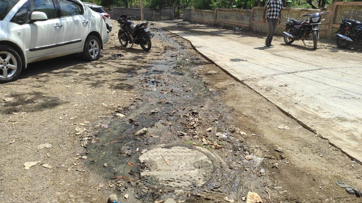 Pedestrians outraged - Sewerage overflowing near Mukteshwar temple in Sihore