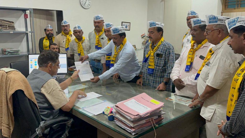 Representation in Bhavnagar to quash the FIR filed against Aam Aadmi Party's Gujarat state president Yesudan Gadhvi