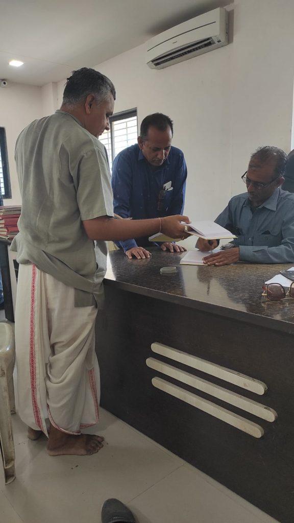 Sanjaybhai Trivedi, an employee of Sihore Municipal Corporation performing duty in religious and cultural dress.