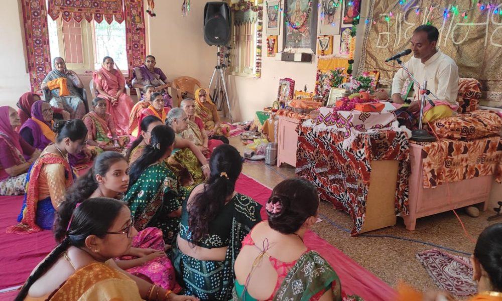 Shastri Sri Jayeshbhai Dave presenting the story of Sri Shiva Mahapuran Jnanayajna at Sihore Madhavananda Ashram