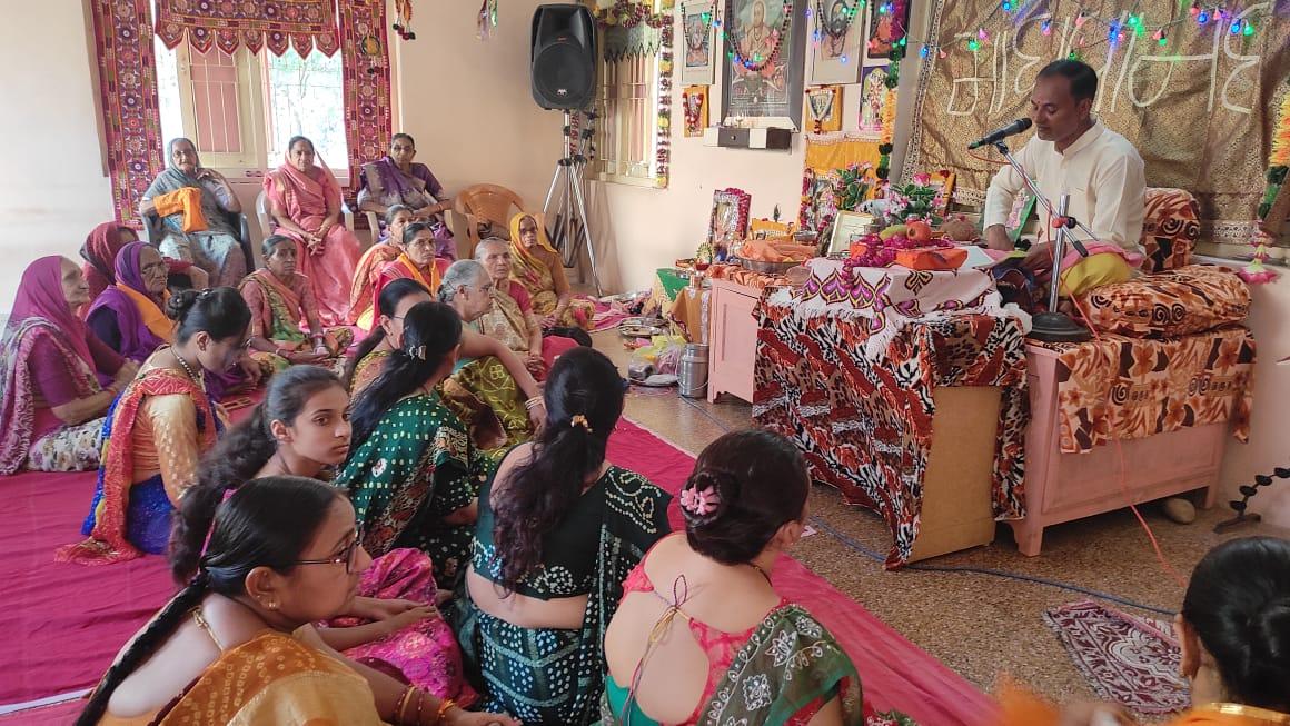 Shastri Sri Jayeshbhai Dave presenting the story of Sri Shiva Mahapuran Jnanayajna at Sihore Madhavananda Ashram