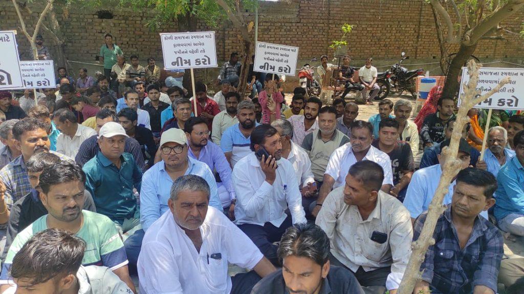 A sit-in with the demand to close the Koli Samaj cremation ground in Sihore Leelapir area at the earliest