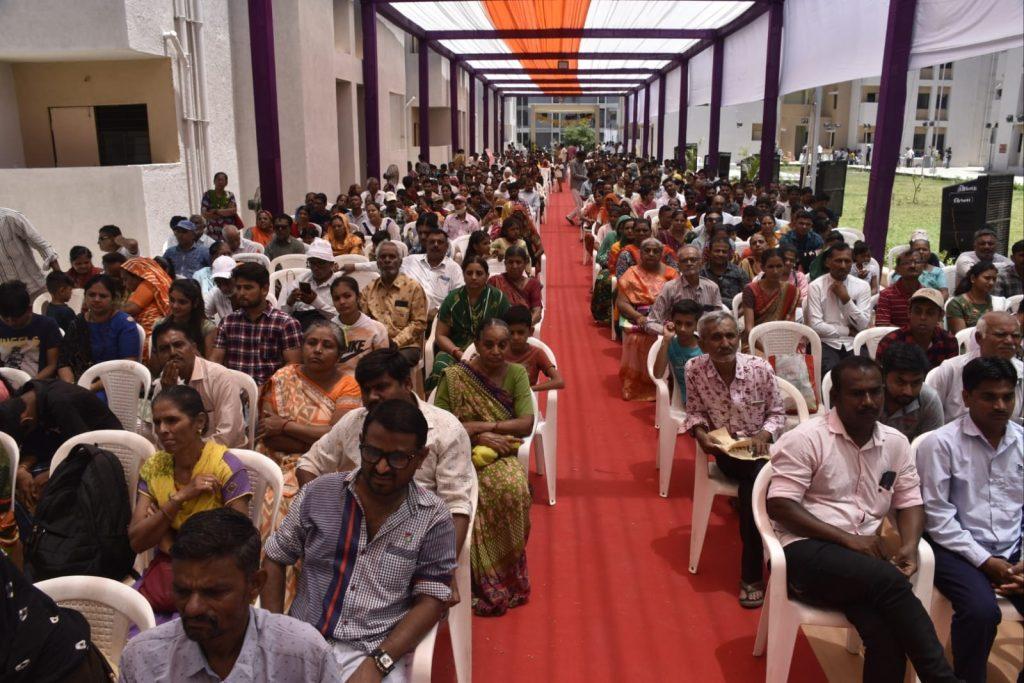 The dream of home is fulfilled; Launch of 1024 housing units in Bhavnagar, Prime Minister recalls Bhavnagari knots while talking to beneficiaries