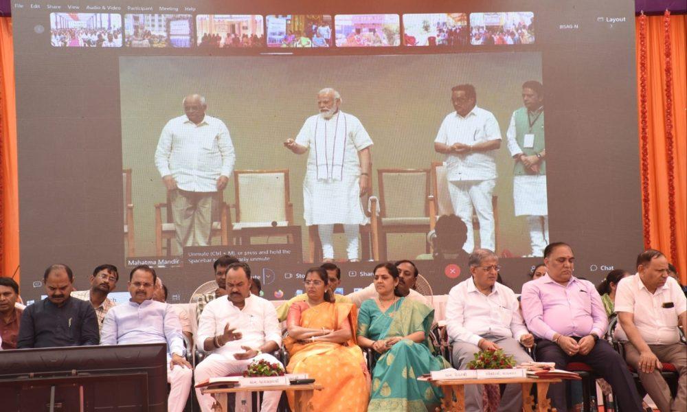 The dream of home is fulfilled; Launch of 1024 housing units in Bhavnagar, Prime Minister recalls Bhavnagari knots while talking to beneficiaries