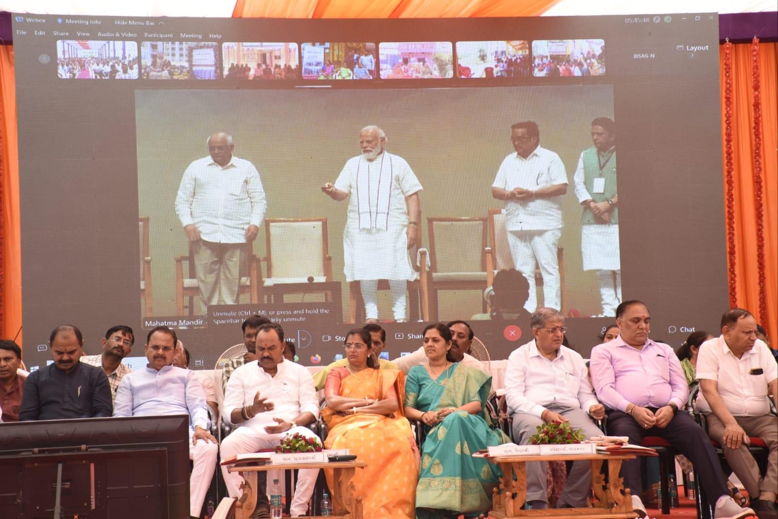 The dream of home is fulfilled; Launch of 1024 housing units in Bhavnagar, Prime Minister recalls Bhavnagari knots while talking to beneficiaries