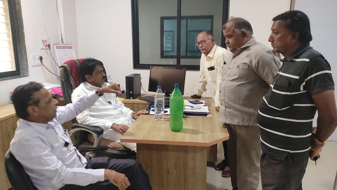 Municipal system failed; Sihore Ward no. 2. Look at distribution of contaminated water; Mawji Sarvaiya filled a bottle of water and reached the municipality
