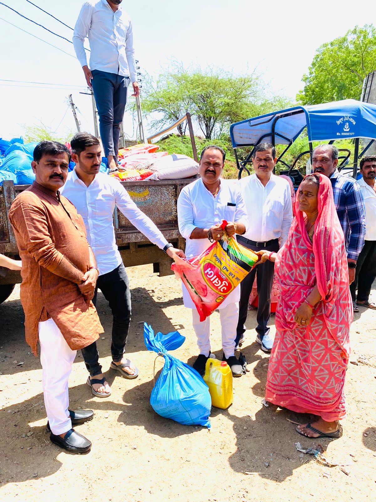 At Garhula village of Sihore, state BJP minister Raghubhai Honbal distributed food grain kits to the needy.