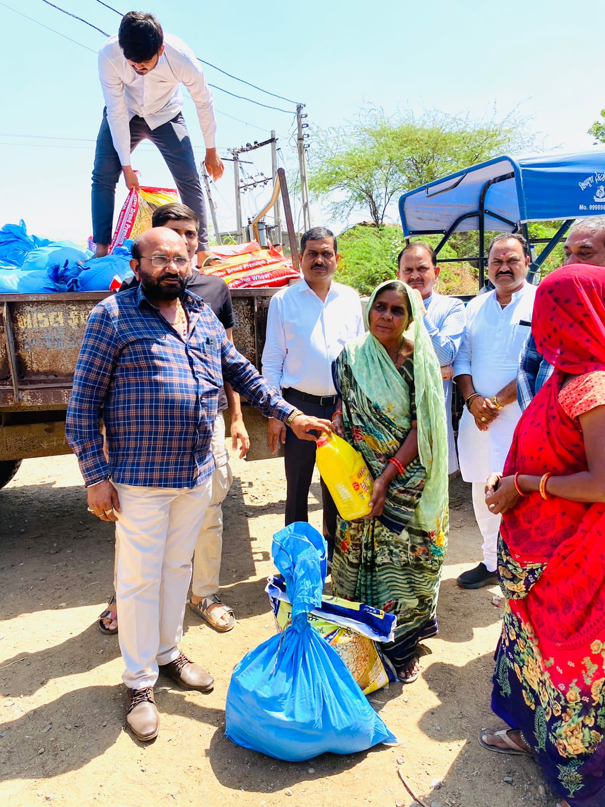 At Garhula village of Sihore, state BJP minister Raghubhai Honbal distributed food grain kits to the needy.