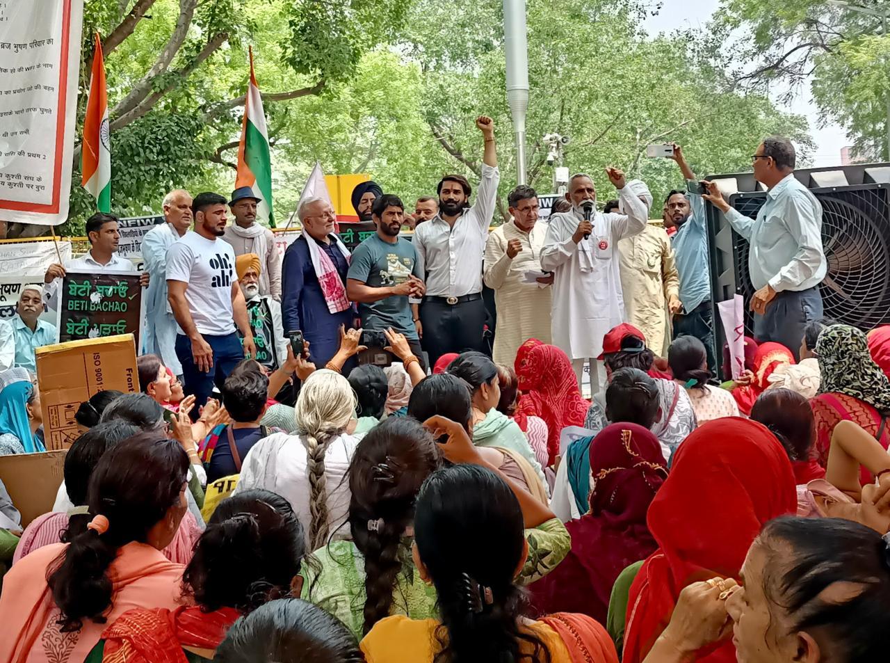 Now Brijraj Solanki of Bhavnagar reached Delhi Pahalwa, said it is shameful to fight with wrestlers, just chanting 'Beti Bachao' is enough.