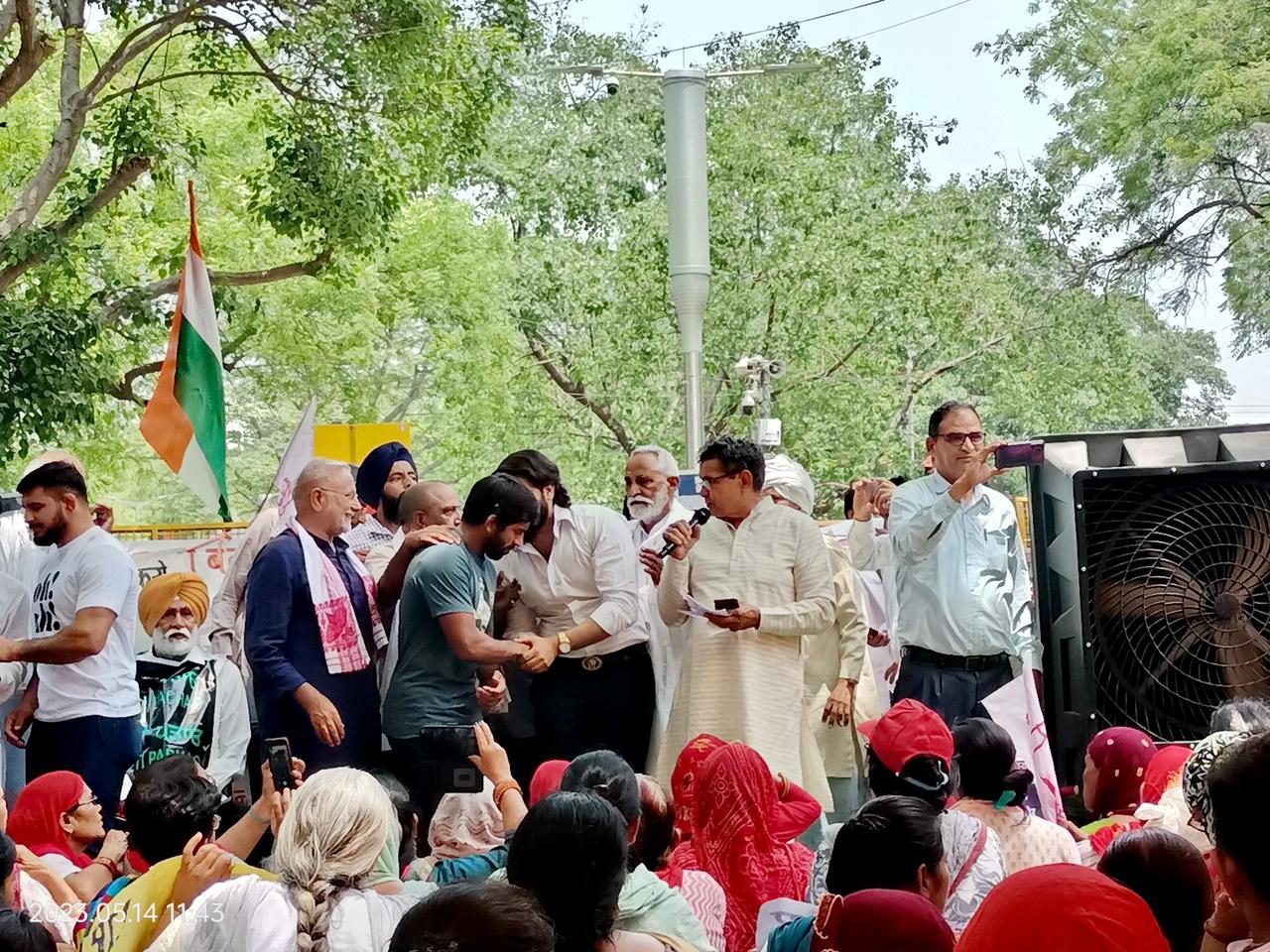 Now Brijraj Solanki of Bhavnagar reached Delhi Pahalwa, said it is shameful to fight with wrestlers, just chanting 'Beti Bachao' is enough.