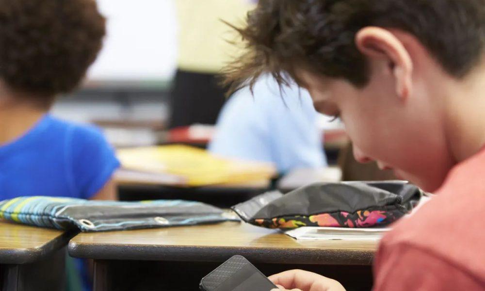 The student came to school with a phone, the teacher gave such punishment, people said - 'This has happened'