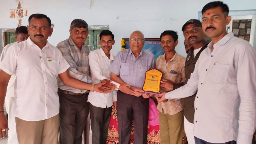 Humanity is great, not money: Dr Dhandukia, the baili of the poor, was honored at Khambha village in Sihore