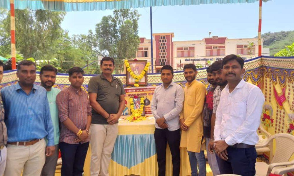 Demand for Bharat Ratna to be given to Maharaja Krishnakumar Singh Ji at Sihore along with floral signature campaign on birth anniversary