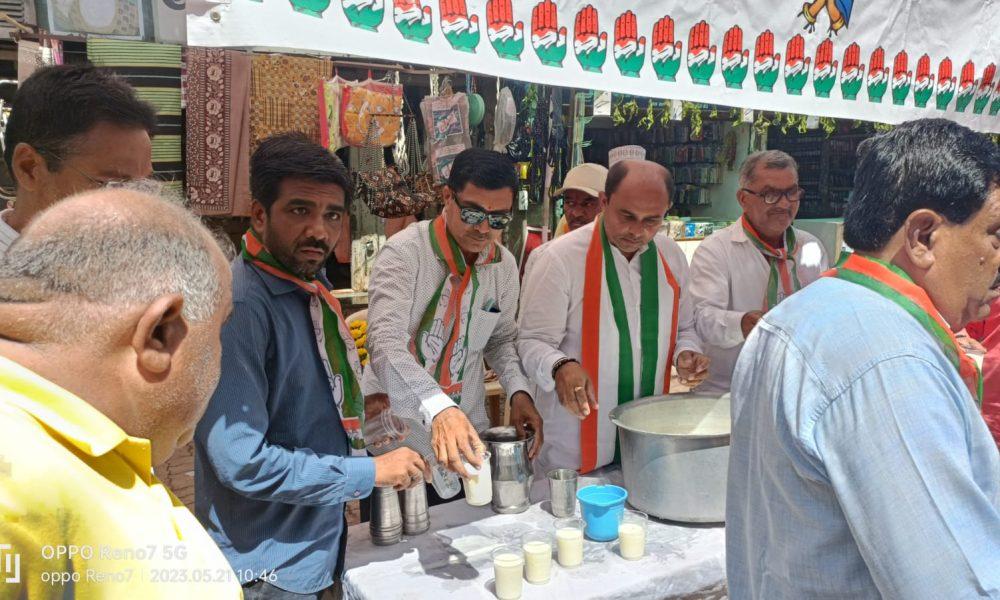 On the occasion of the death of former Prime Minister Late Rajiv Gandhi, flowers and cold buttermilk were distributed by Congress in Sihore.