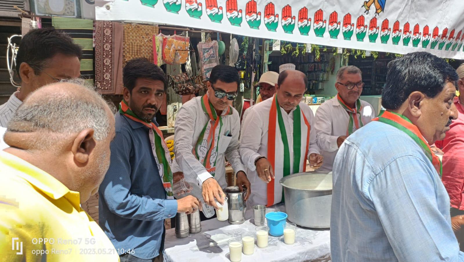 On the occasion of the death of former Prime Minister Late Rajiv Gandhi, flowers and cold buttermilk were distributed by Congress in Sihore.