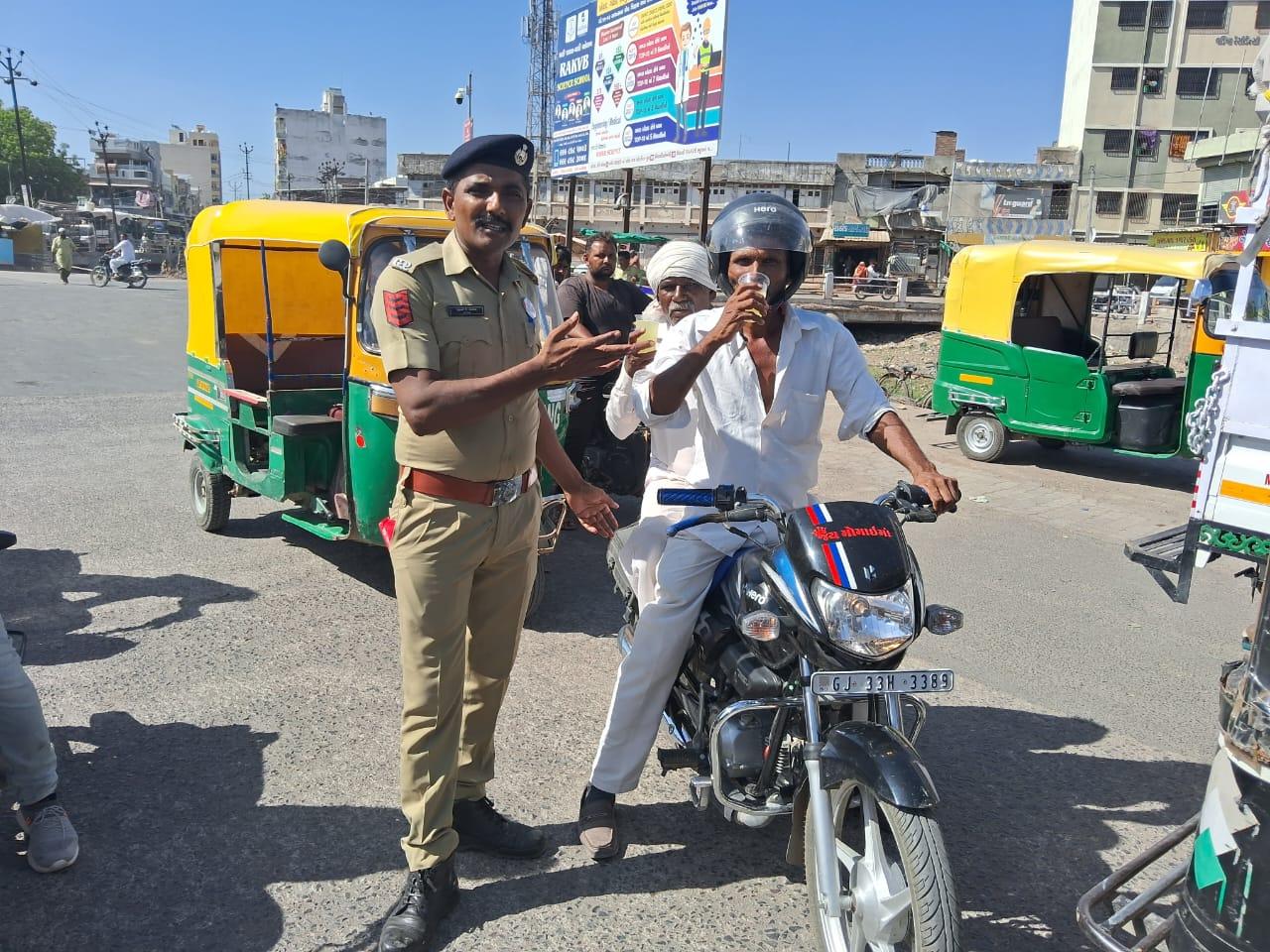 Humanity of police: Botad police showed humanity along with duty, gave lemonade to drivers in extreme heat.