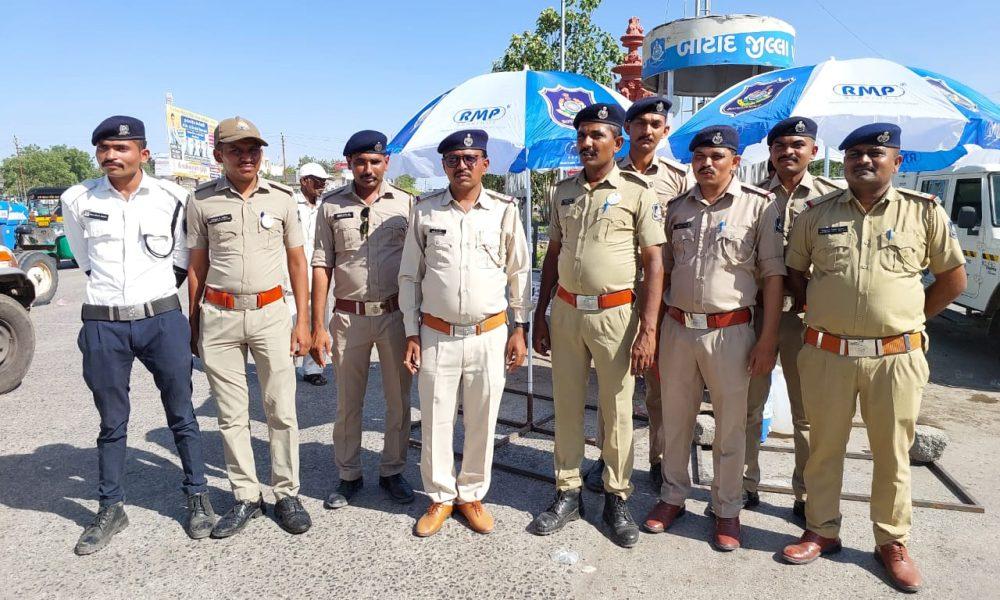 Humanity of police: Botad police showed humanity along with duty, gave lemonade to drivers in extreme heat.