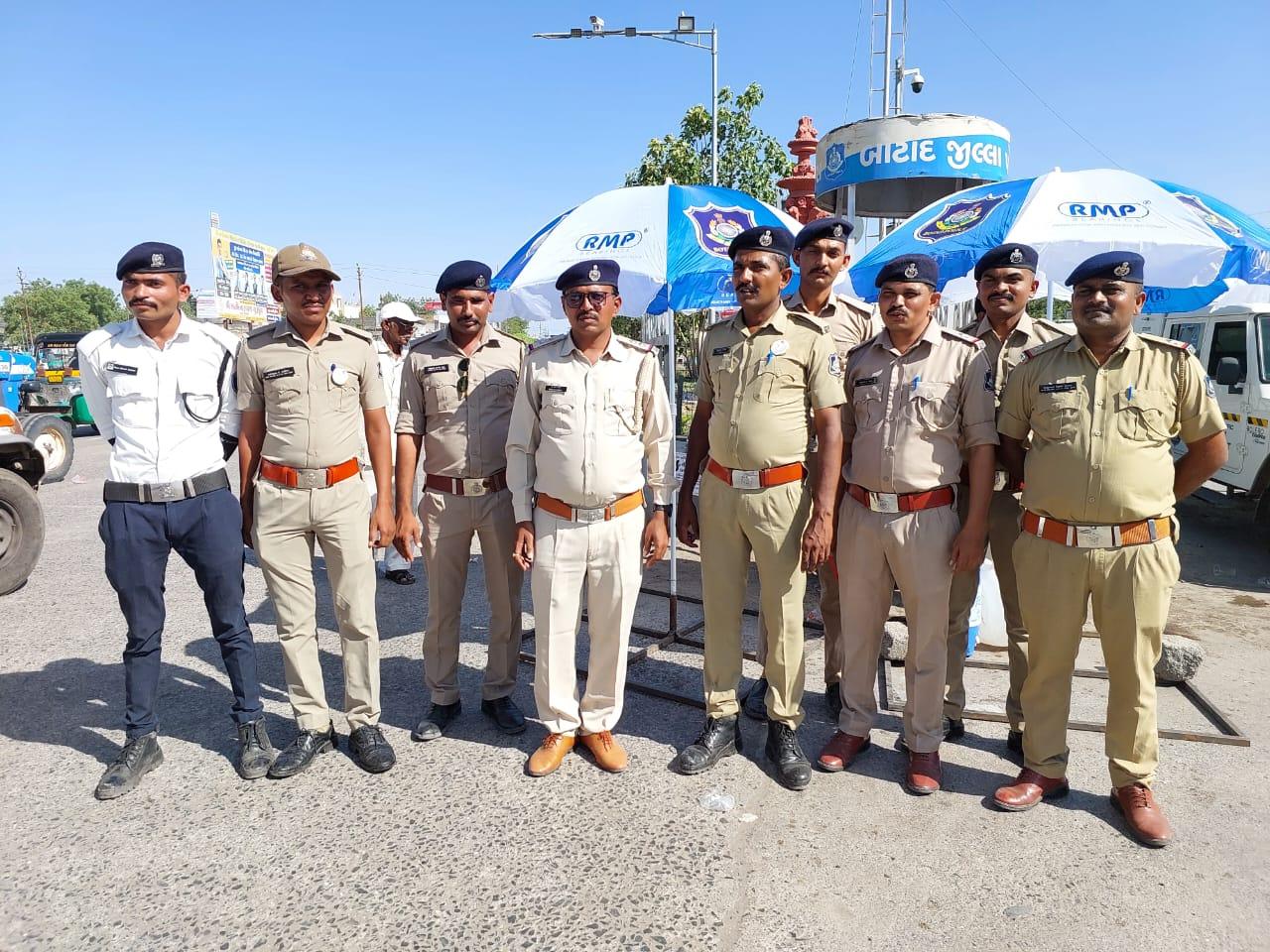Humanity of police: Botad police showed humanity along with duty, gave lemonade to drivers in extreme heat.