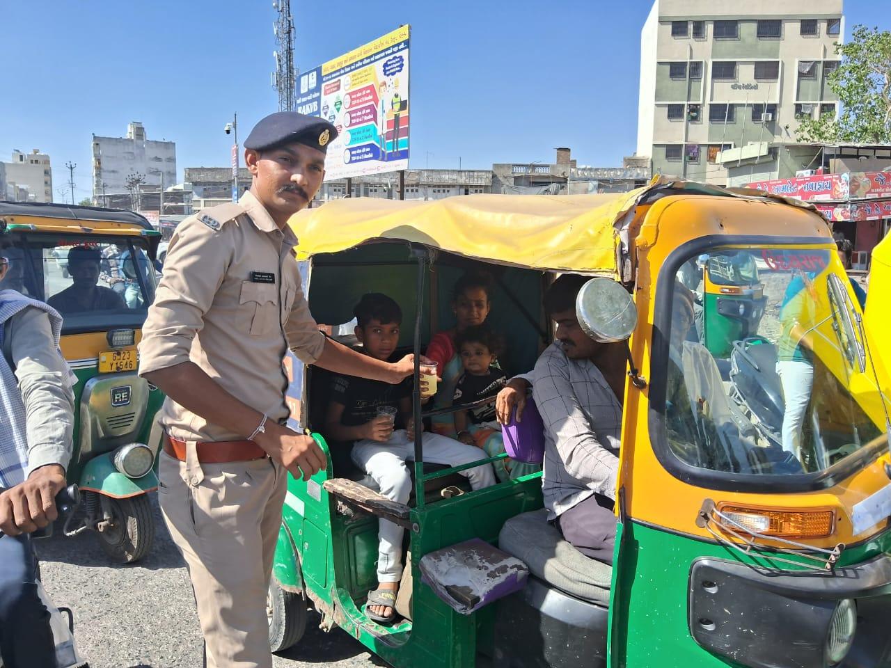 Humanity of police: Botad police showed humanity along with duty, gave lemonade to drivers in extreme heat.