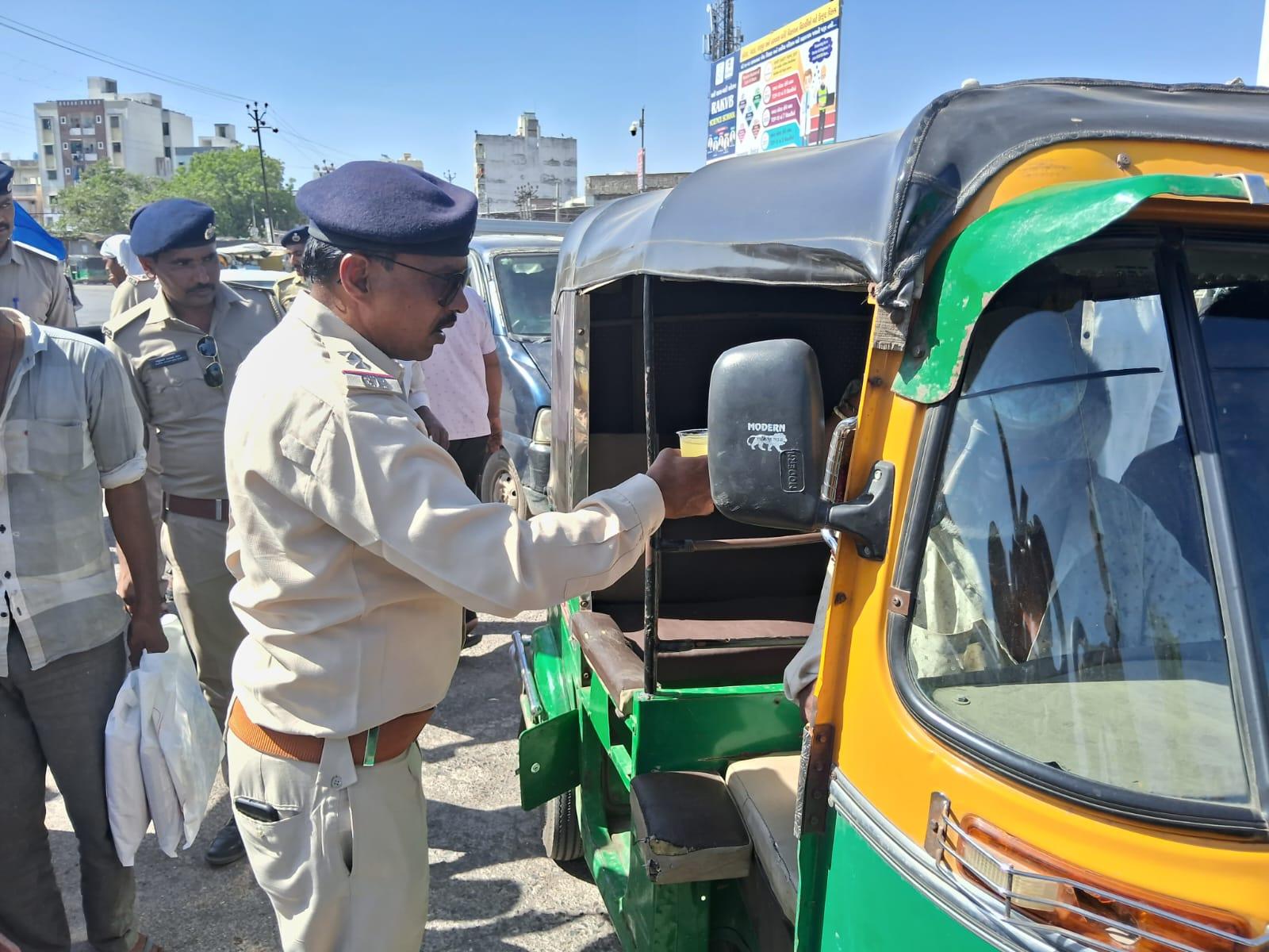 Humanity of police: Botad police showed humanity along with duty, gave lemonade to drivers in extreme heat.