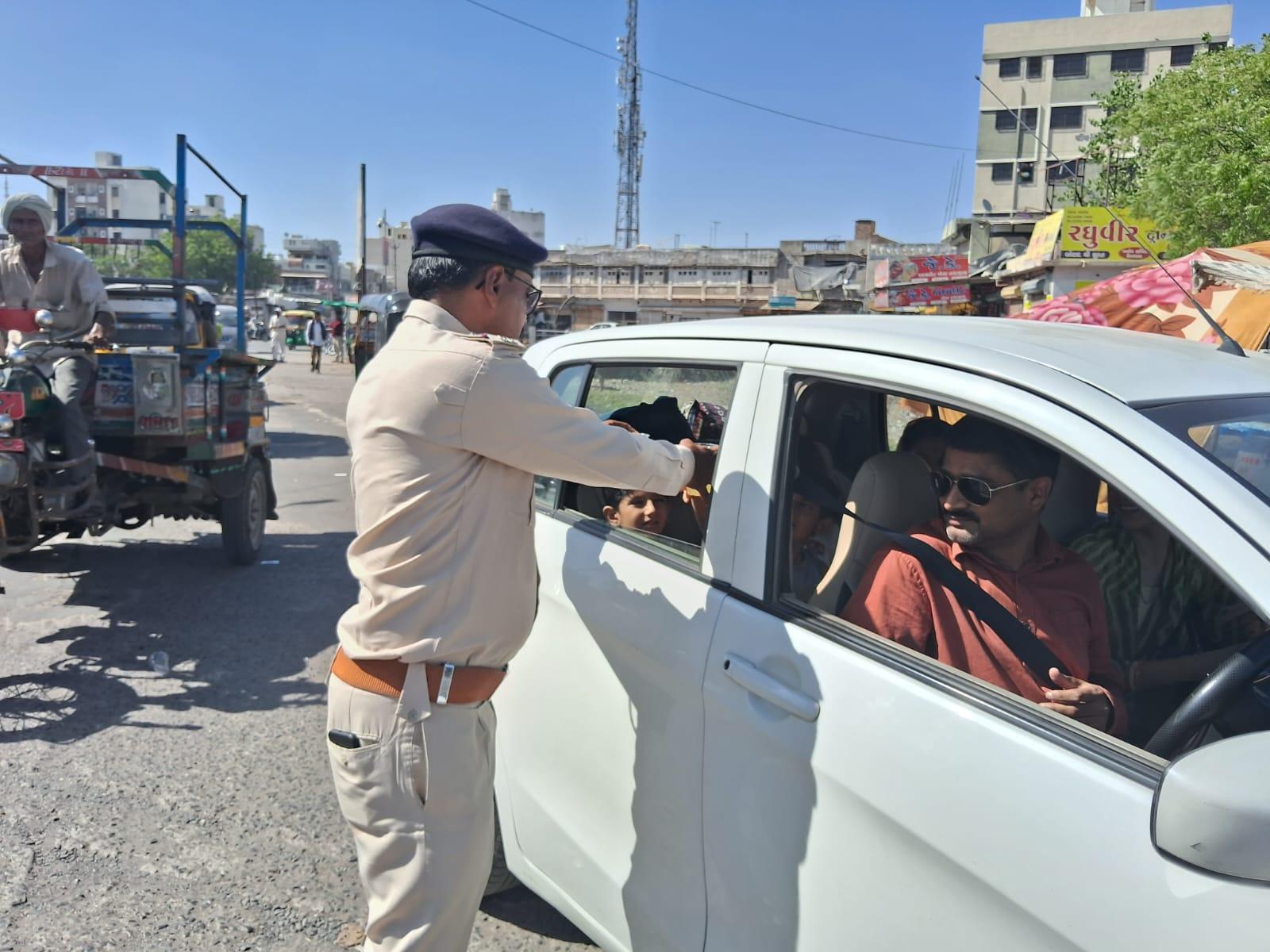 Humanity of police: Botad police showed humanity along with duty, gave lemonade to drivers in extreme heat.