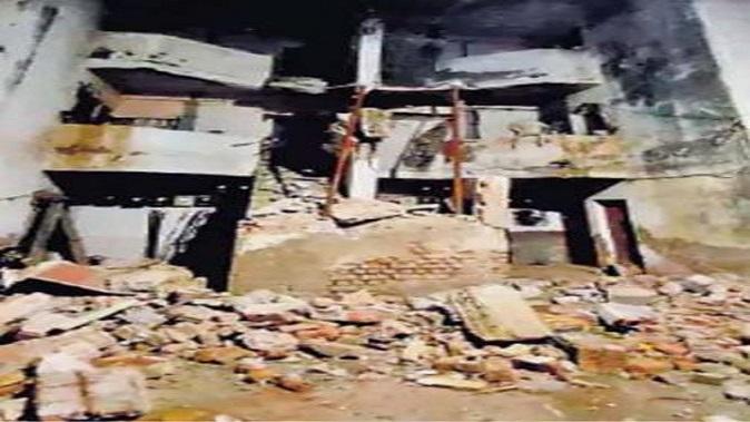 The staircase of the housing board flat in Bhavnagar collapsed with a bang: six pressed