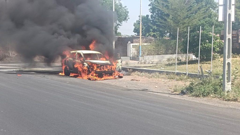 A moving car caught fire near Khakhariya in Sihore; The car was burnt