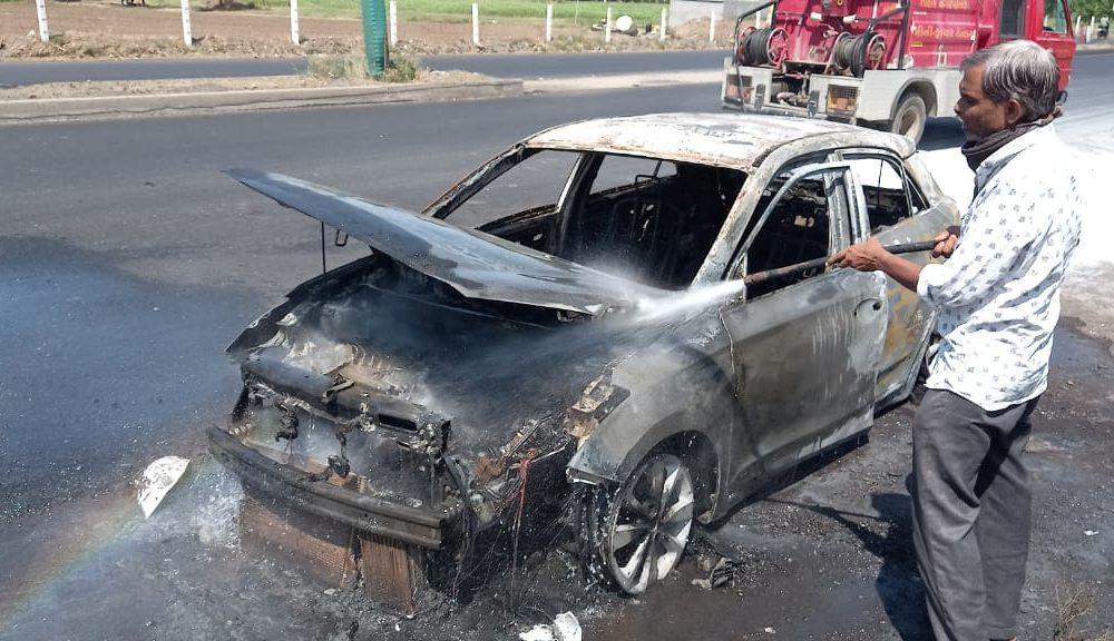 A moving car caught fire near Khakhariya in Sihore; The car was burnt