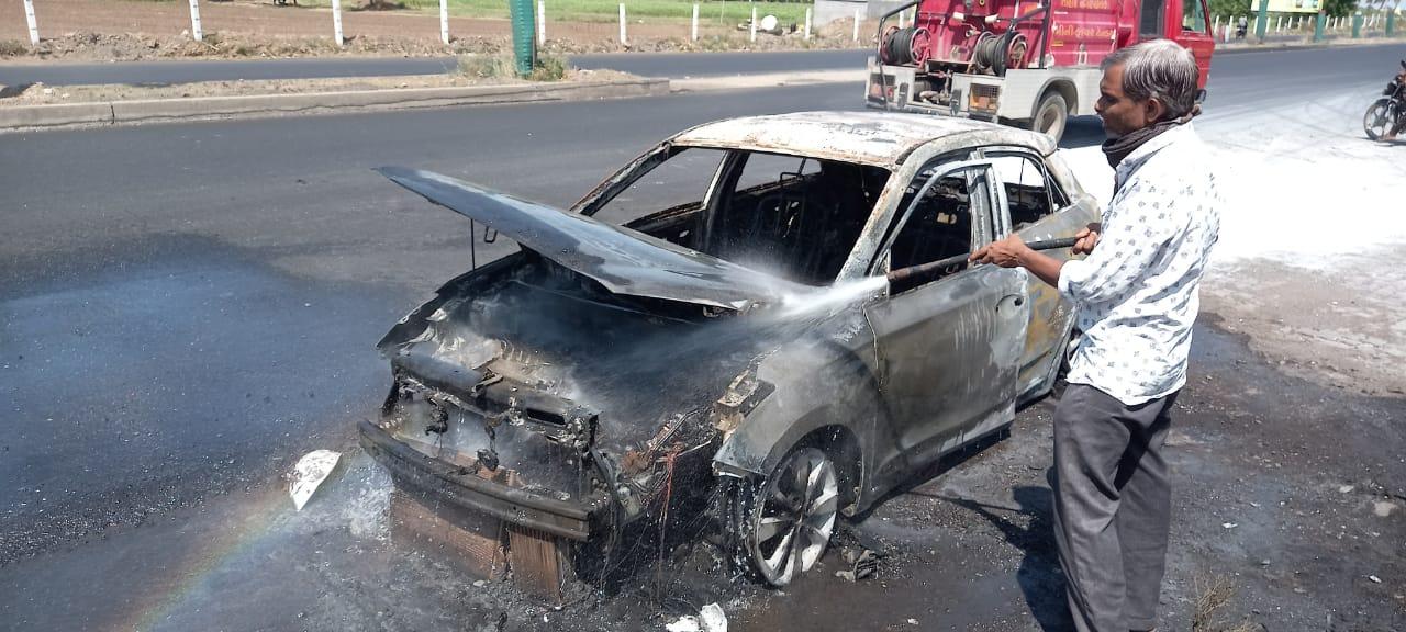 A moving car caught fire near Khakhariya in Sihore; The car was burnt