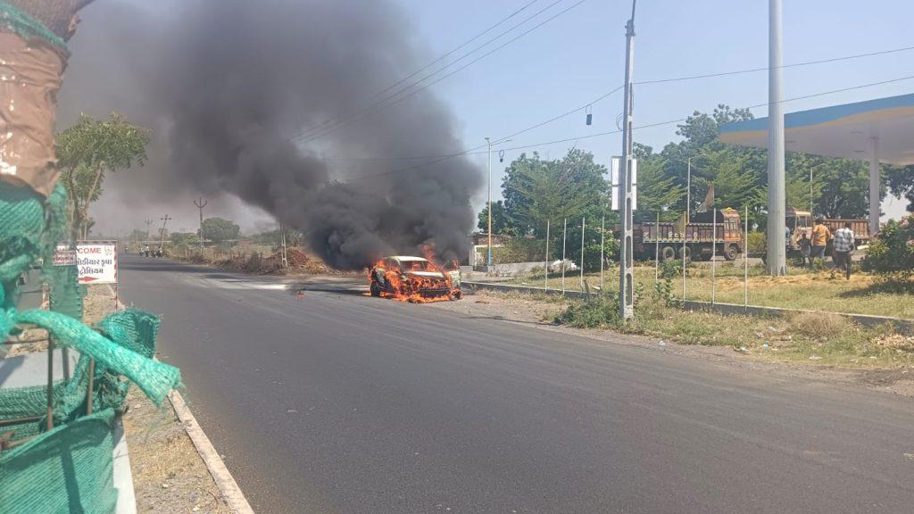 A moving car caught fire near Khakhariya in Sihore; The car was burnt