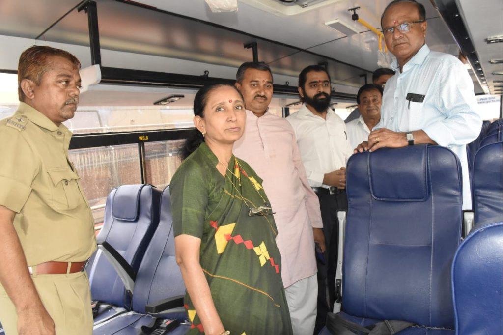 Increase in ST bus facility; Bhavnagar MP flagged off 9 new buses from the bus stand