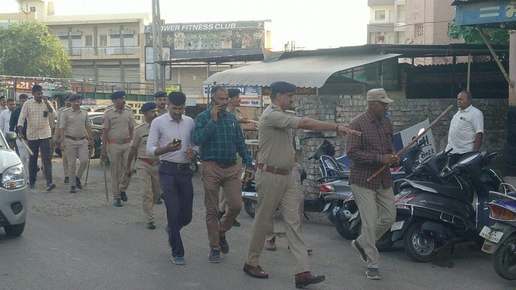 police-force-on-main-highway-of-sihore-city-against-pressure-empire-police-traffic-drive-till-dadaniwav