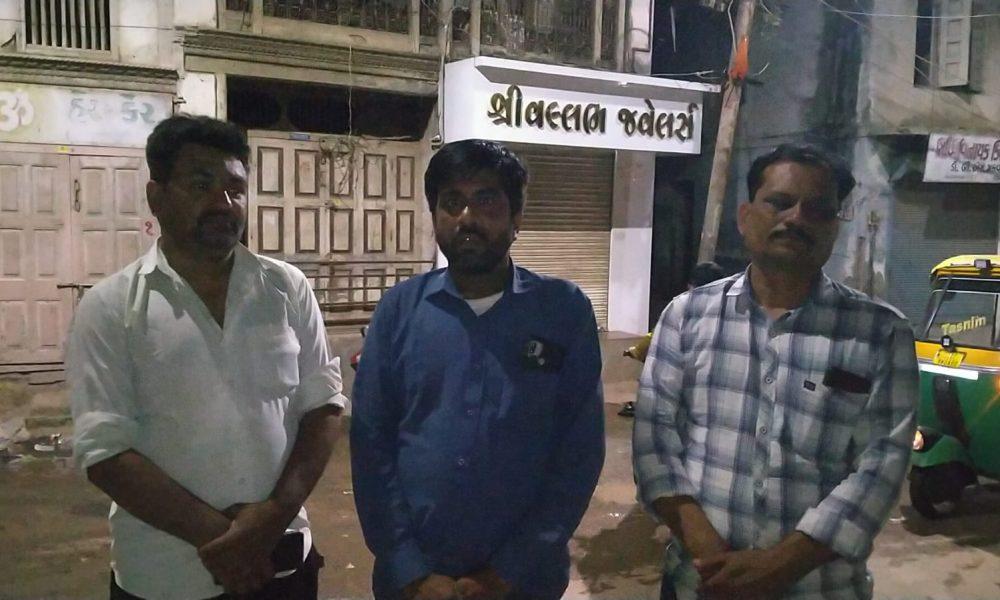 The problem of sewerage in Sihore main market and Motachok is sporadic; Chimki by Congress youth workers