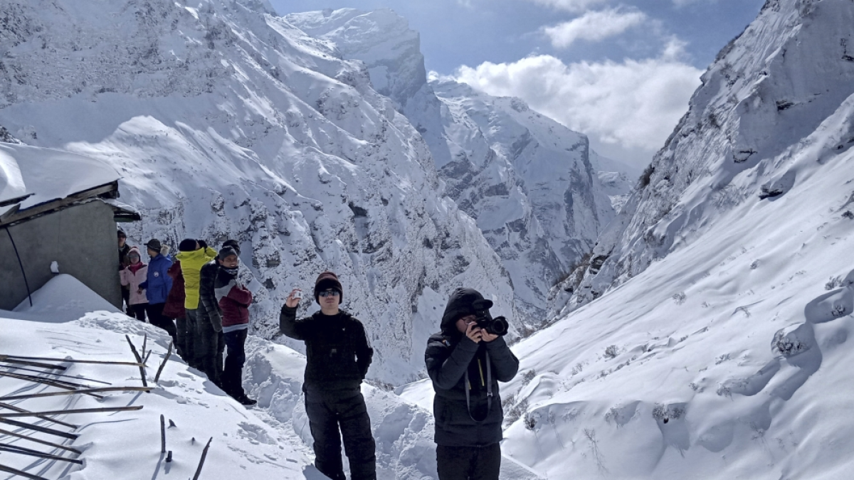 Search continues for 5 people buried in avalanche, snow and rain hampers Nepal police
