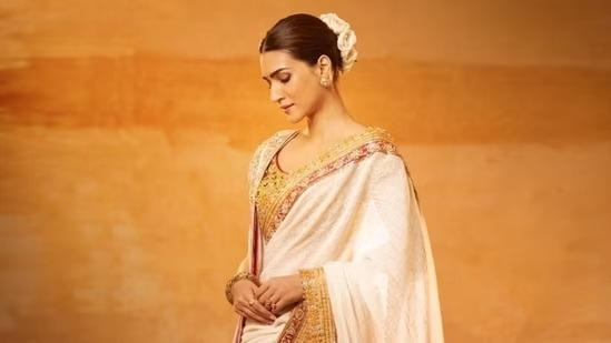 Kriti Sanon was looking beautiful in 24 carat gold saree, know the features of this outfit of the actress