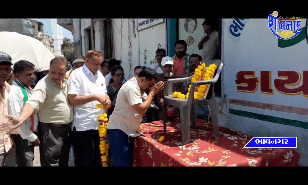 On the occasion of the birth anniversary of Late Rajiv Gandhi, cold buttermilk was distributed by the Congress at Bhavnagar.