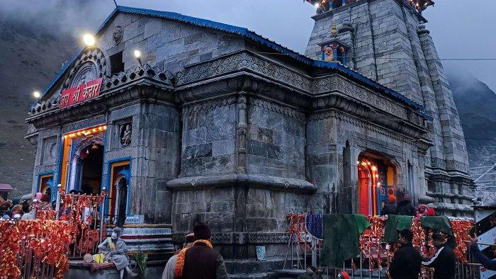 It has been snowing continuously since last evening in Kedarnath, devotees are still stuck in Sonprayag.