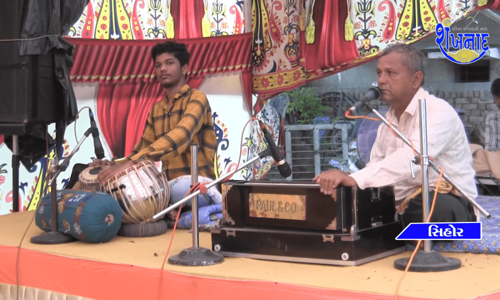 Mahant Sri Pareshgiri Gauswami of Thapnath Mahadev performing Shiva Katha at Sihore Swastik Society