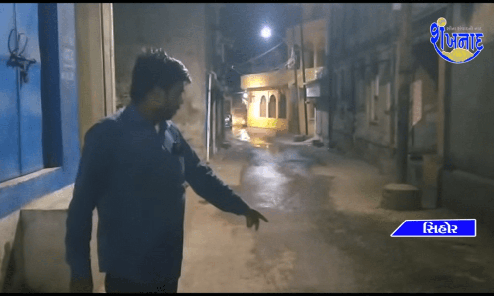 From Big Chowk area of Sihore to Parmar Street, sewage is rising due to which people are troubled.