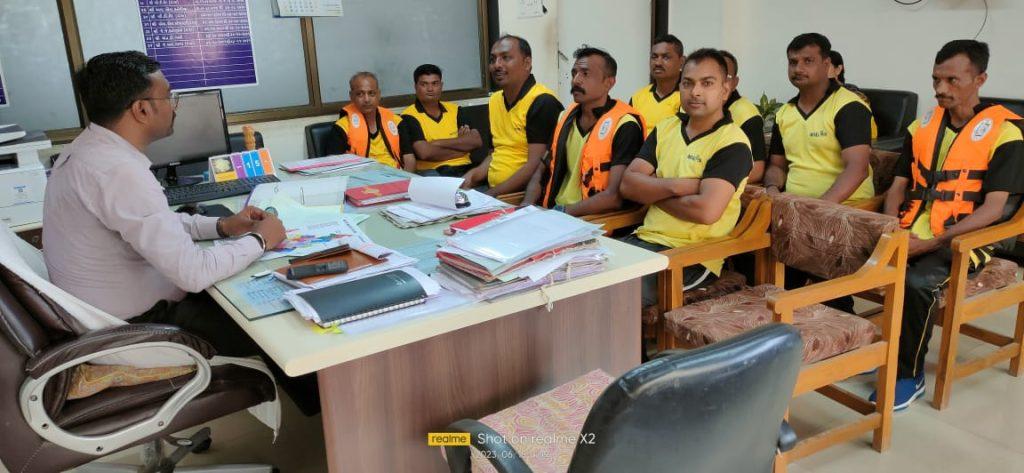 Biporjoy Cyclone Impact Begins in Bhavnagar District: Half an Inch of Rain in the Afternoon with High Wind, Three People Injured in Mahuva, Many Evacuate