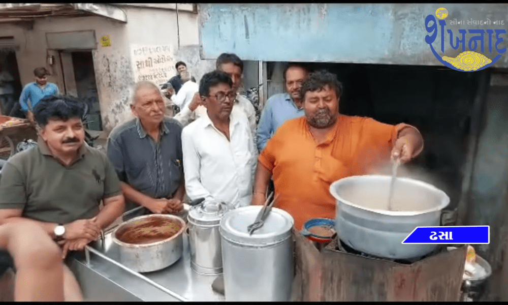 Meet Kamleshbhai Gadhvi who serves 'cha' with dhasa duha, rhymes and songs, friend's video of 'Aavi Asadhi Bij' goes viral