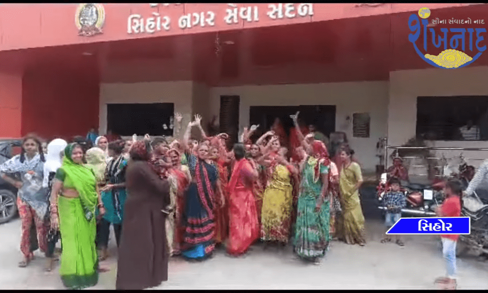 Sihore Municipal Ward No. 9 Women reached the municipality with the issue of water.