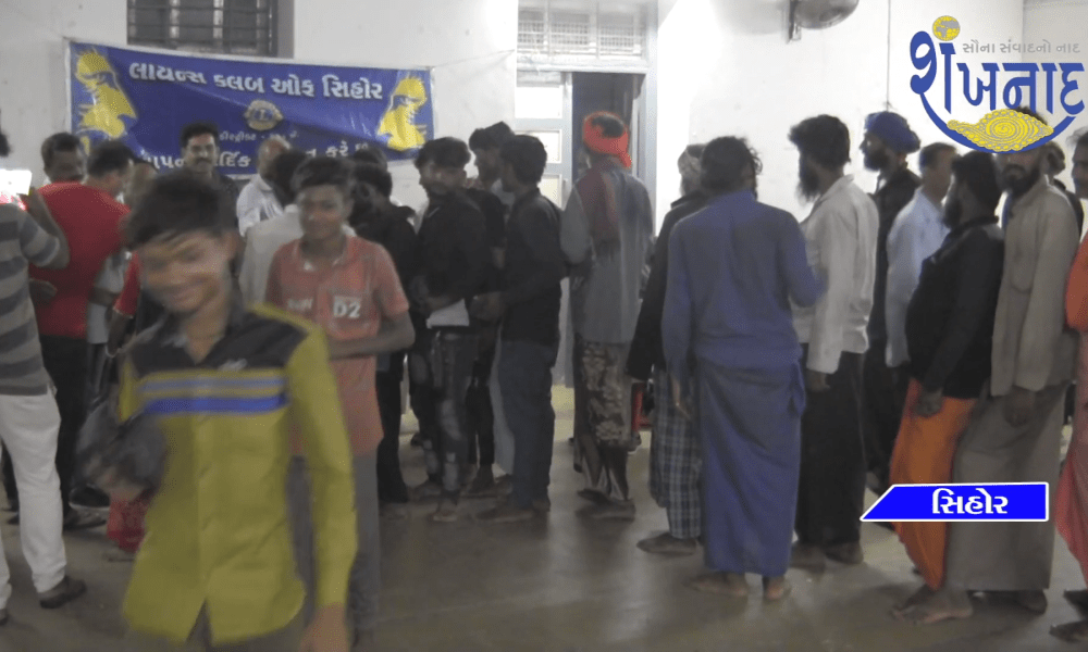 Foot was distributed to the pilgrims at the Town Hall by Sehore Lions Club.