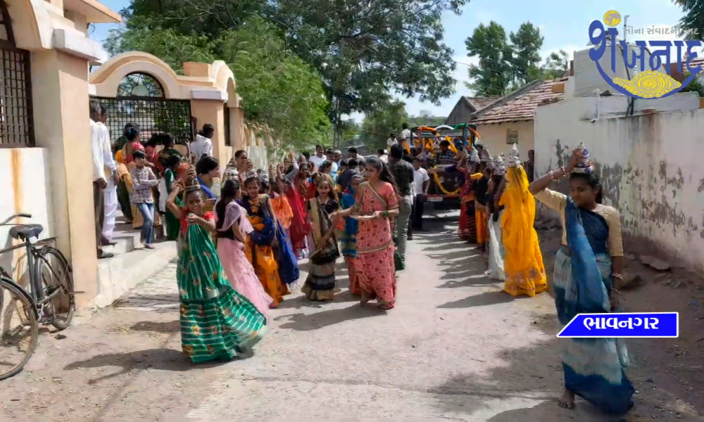 A school entrance ceremony was held at Gautambuddha Primary School at Bhavnagar.