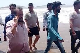 4 youths drowned while bathing in the sea, MLA Hira Solanki jumped into the sea to save the youth