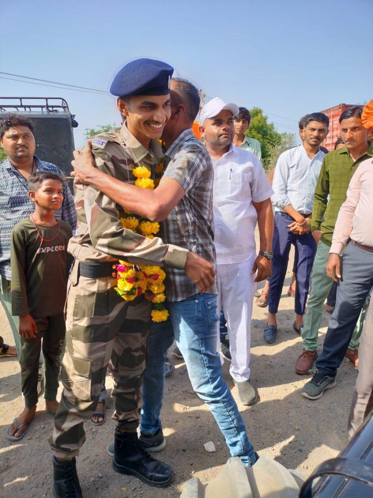 Villagers welcomed the young man of Navagam Paldi village of Sihore after completing his army training and returning home.