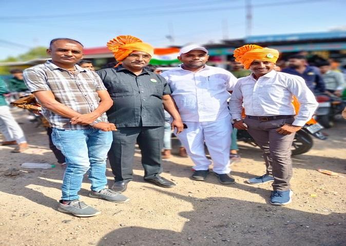 Villagers welcomed the young man of Navagam Paldi village of Sihore after completing his army training and returning home.