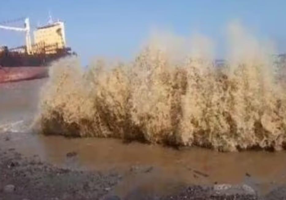 A number signal has been put up at Ghogha port due to the storm, fishermen are advised not to venture into the sea.