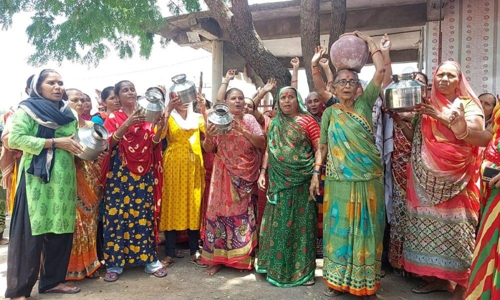 Bhavnagar; Madhuvan Society Water Ramayana, Women hit the road with water; Broke the floor